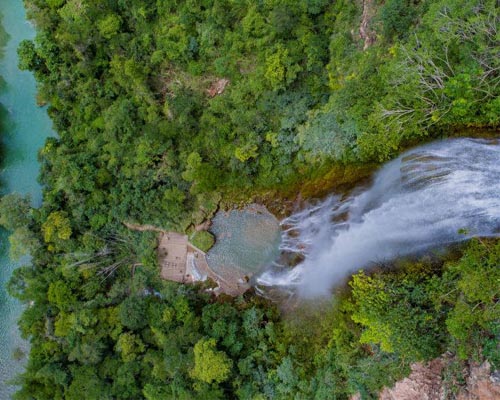 Cachoeira Boca da Onça jorrando das nuvens Bonito MS Brasil Bonito Incomparável